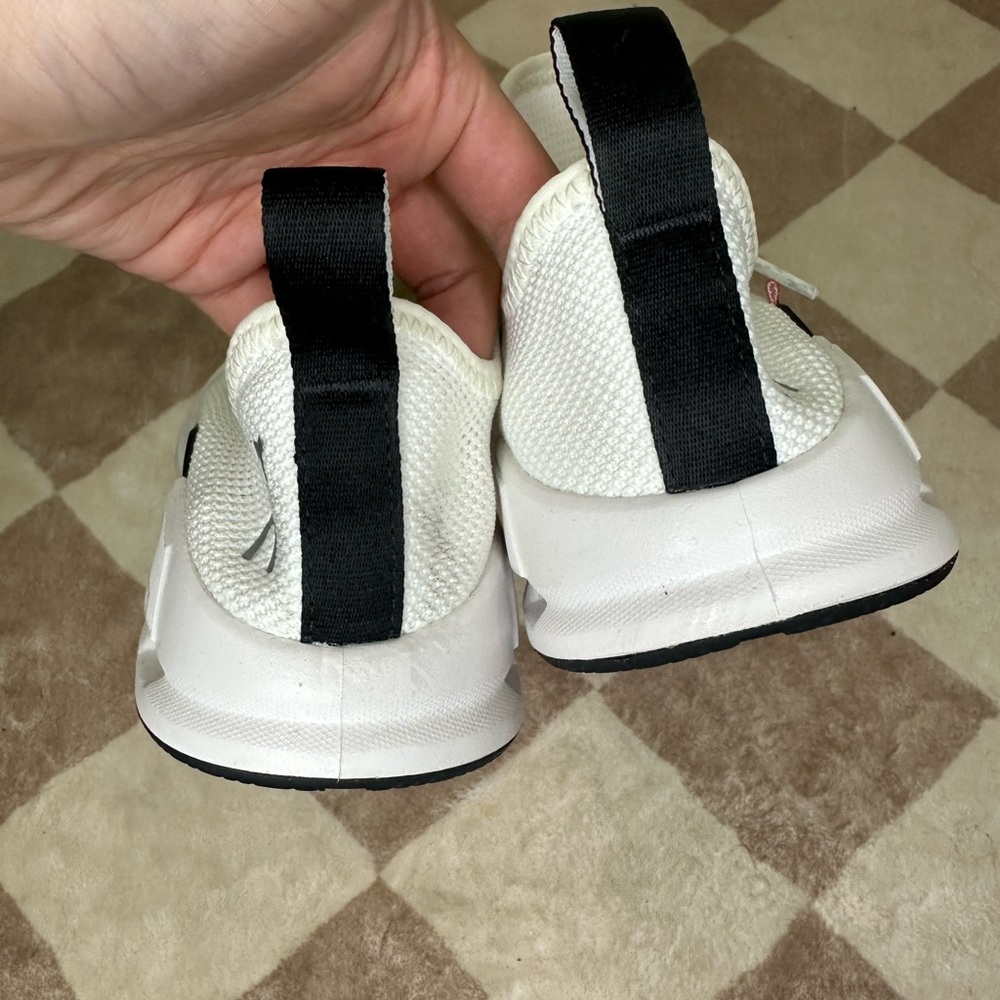On Cloudeasy White Sneakers - Picture 6 of 9